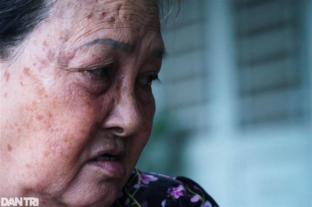 Khổ vì ngập ở TPHCM: Cha không thể đi làm, con không thể học, chợ không thể bán...-6