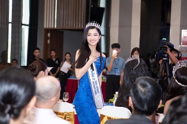 Biểu cảm của Á hậu Phương Nhi khi bị phát hiện đang xem MV idol-1