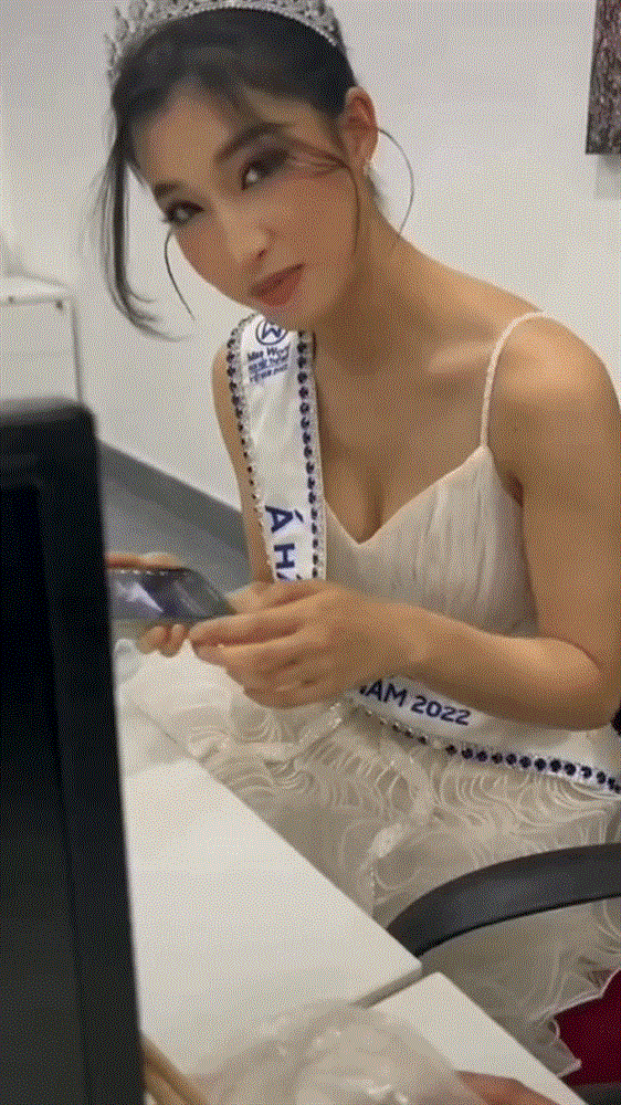 Biểu cảm của Á hậu Phương Nhi khi bị phát hiện đang xem MV idol-3