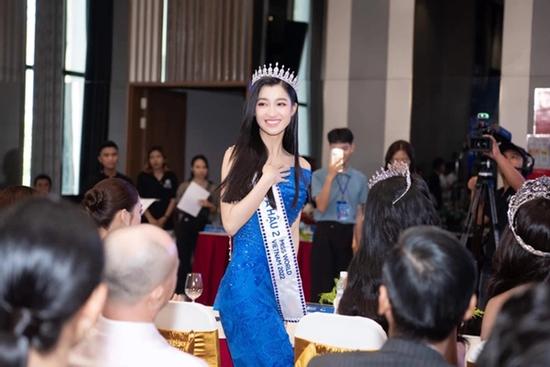 Biểu cảm của Á hậu Phương Nhi khi bị phát hiện đang xem MV idol