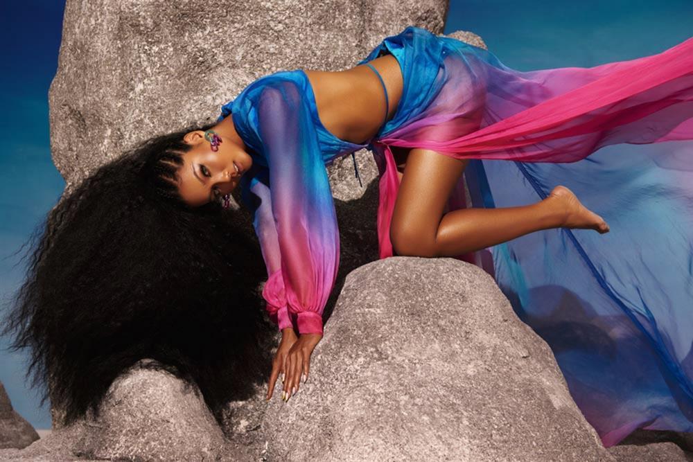 HHen Niê tạo dáng siêu hiểm với bikini lọt khe, đầm xẻ tà-6