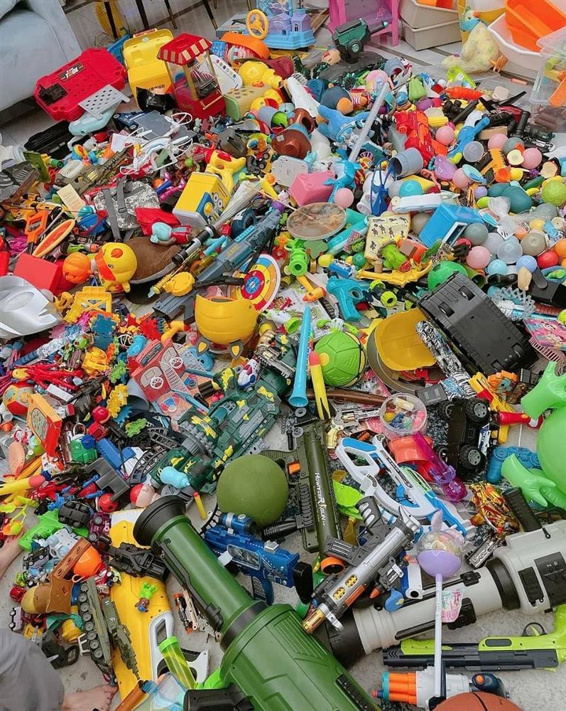 Bố mẹ ám ảnh kinh hoàng khi nhìn đống đồ chơi của con trai-2