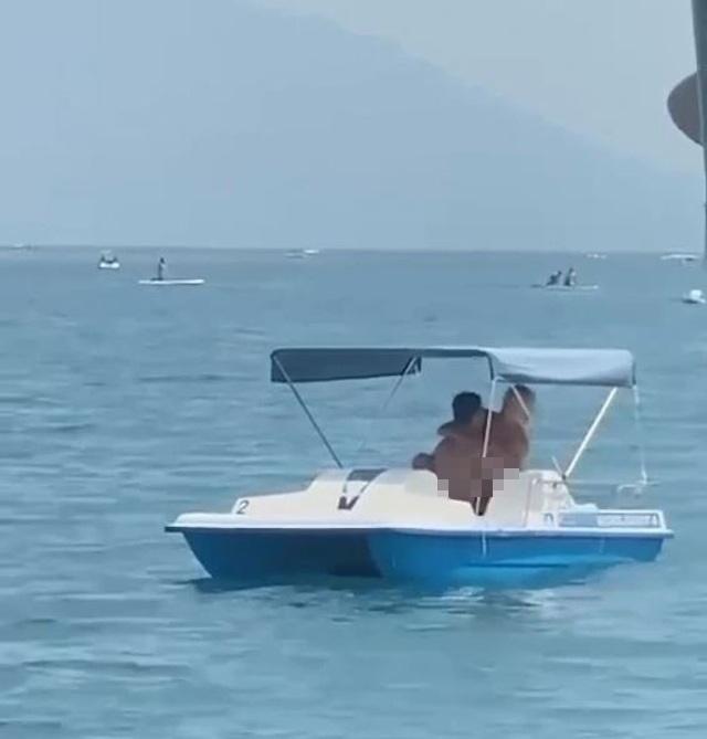 Đôi nam nữ nhún nhảy trên thuyền giữa ban ngày ban mặt-1