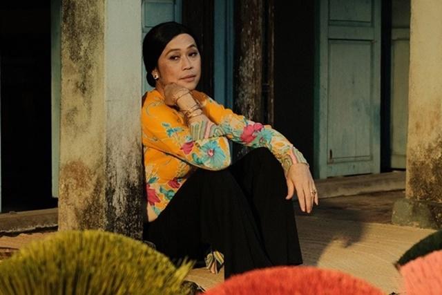 Không nhận ra Hoài Linh trang điểm đậm, giả gái đi diễn-4