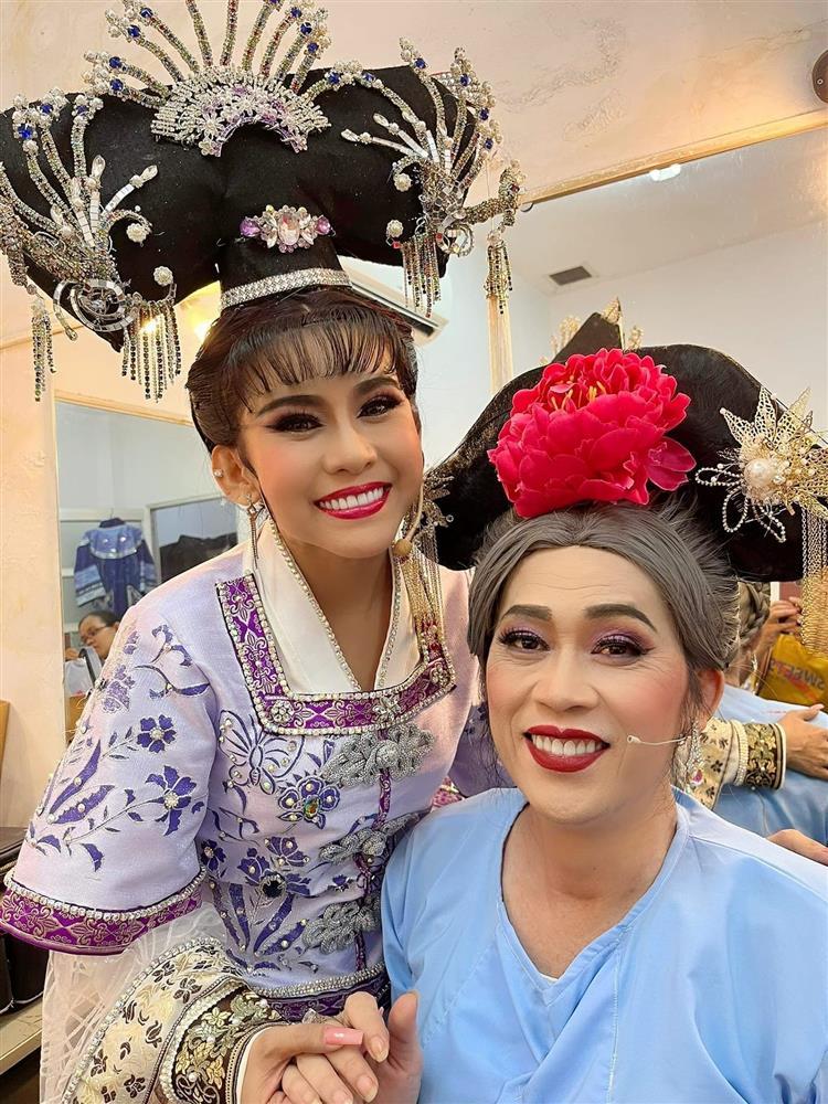 Không nhận ra Hoài Linh trang điểm đậm, giả gái đi diễn-3