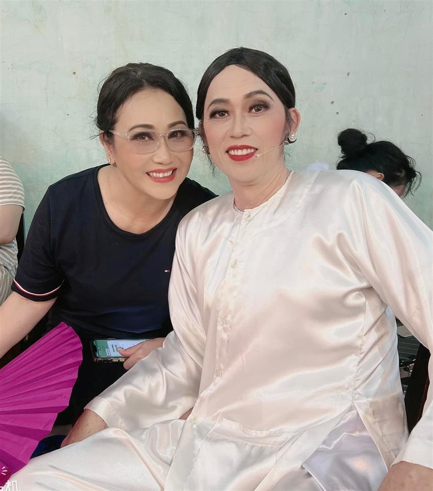 Không nhận ra Hoài Linh trang điểm đậm, giả gái đi diễn-2