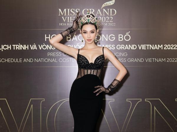 Thùy Tiên ngỡ ngàng - ngơ ngác khi được yêu cầu đi lại thảm đỏ-2