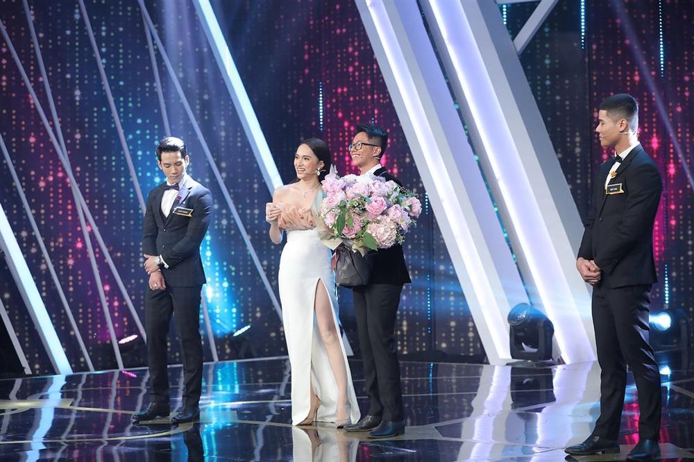 Đầm Hương Giang hóa lũn cũn khi vào tay Á hậu Bảo Ngọc 1m85-5