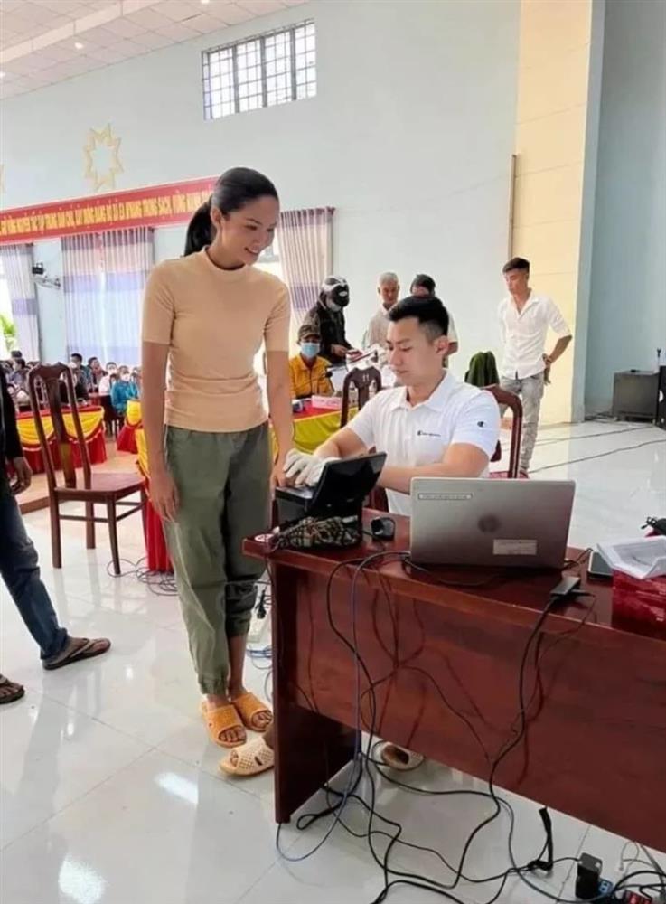 Ăn mặc bô nhếch, HHen Niê vẫn có ảnh CCCD xinh lung linh-1