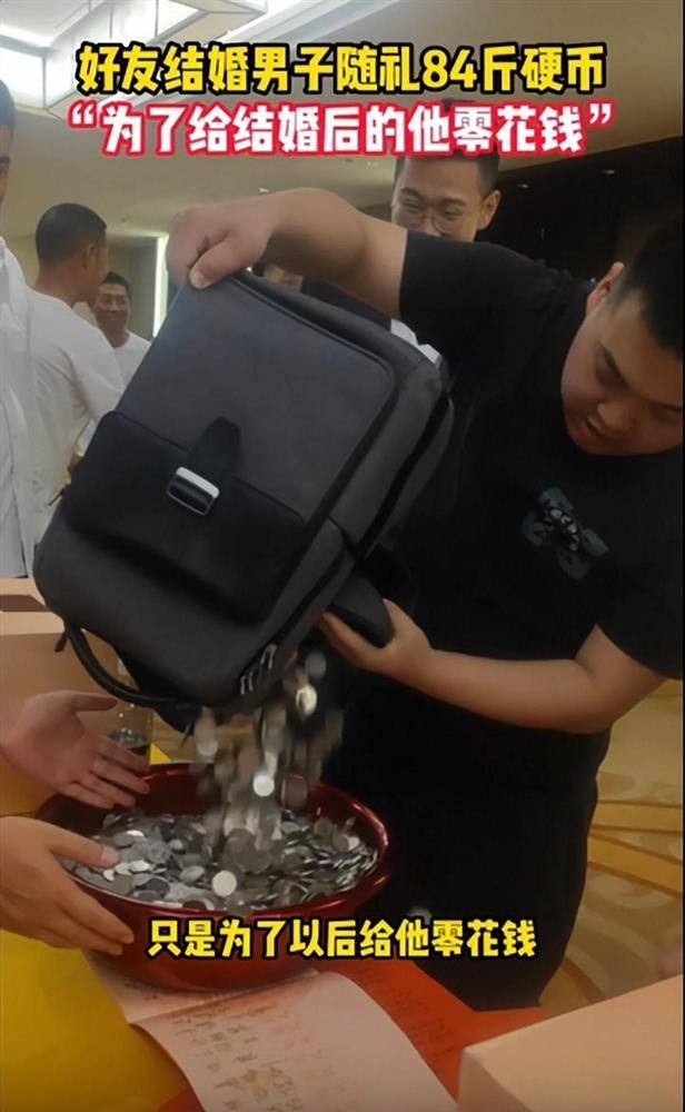 Hội bạn thân tâm lý tặng cho chú rể món quà cưới cực nặng-1