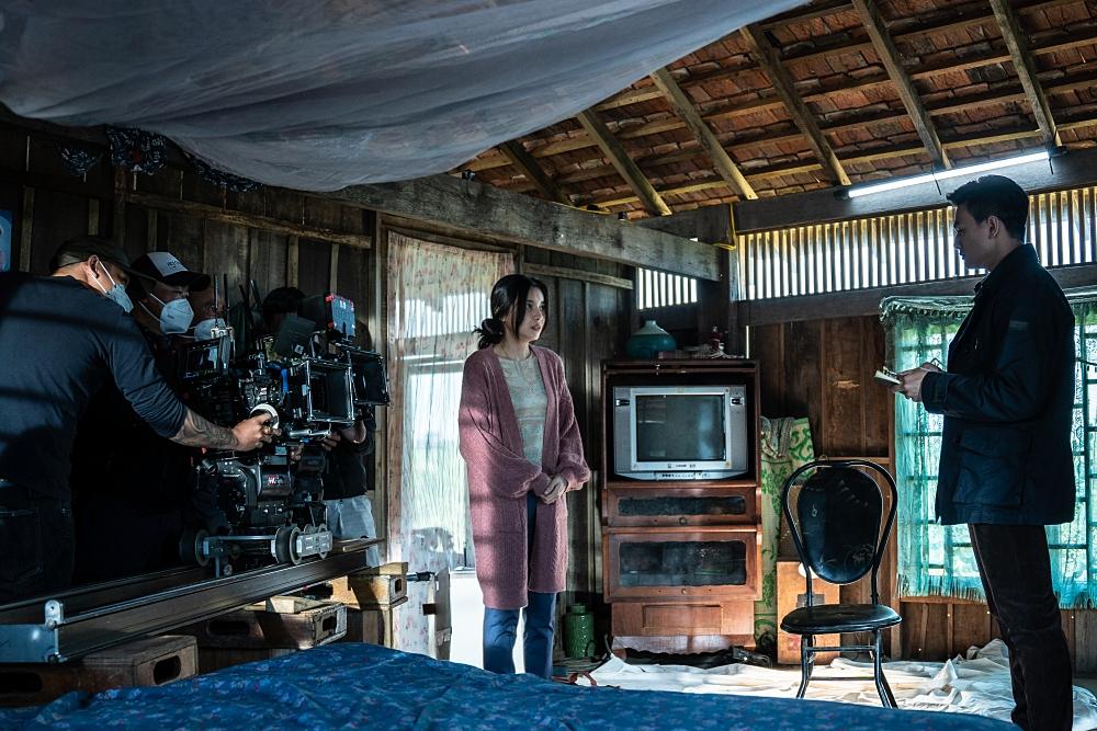 Cao Thái Hà suýt chết ngạt khi bị bạn diễn bóp cổ-8