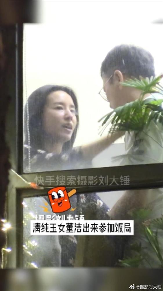 Chúc Anh Đài Đổng Khiết lộ ảnh thân mật người đàn ông lạ-1