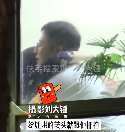 Chúc Anh Đài Đổng Khiết lộ ảnh thân mật người đàn ông lạ-4