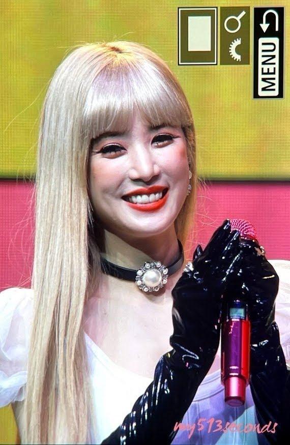 Idol Kpop bị thợ make up hại thảm: phấn nền cả ký, mascara vón cục-2