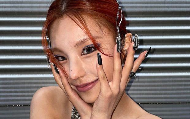 Idol Kpop bị thợ make up hại thảm: phấn nền cả ký, mascara vón cục-5