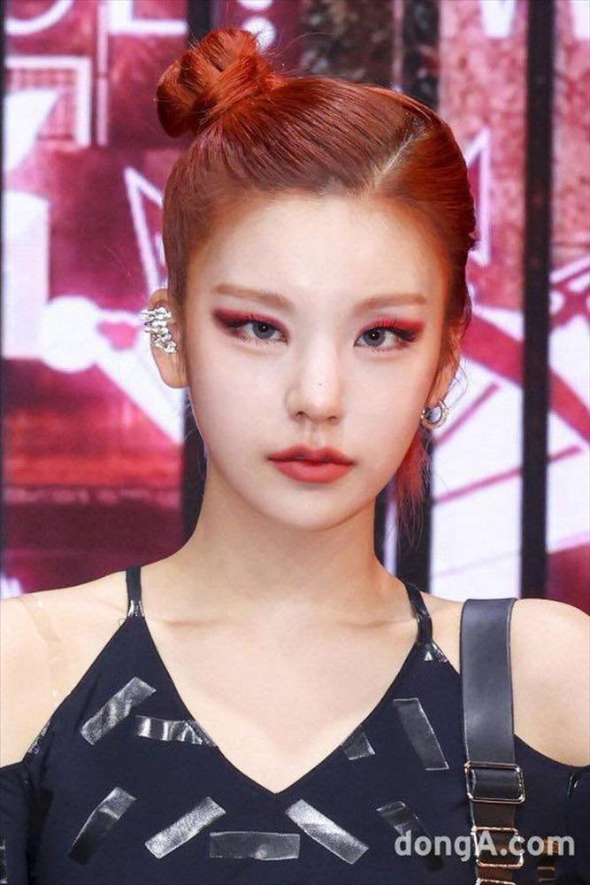 Idol Kpop bị thợ make up hại thảm: phấn nền cả ký, mascara vón cục-6