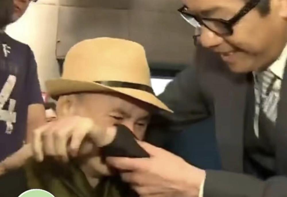 Ngôi sao gạo cội Lưu Gia Huy ngồi xe lăn trở về TVB-1