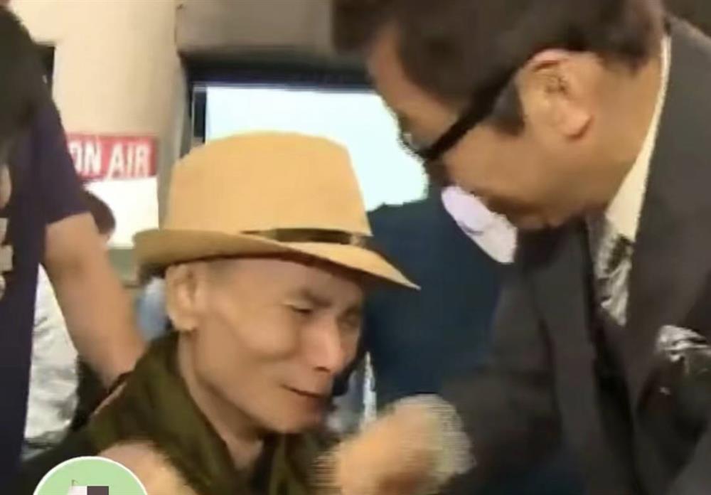 Ngôi sao gạo cội Lưu Gia Huy ngồi xe lăn trở về TVB-2