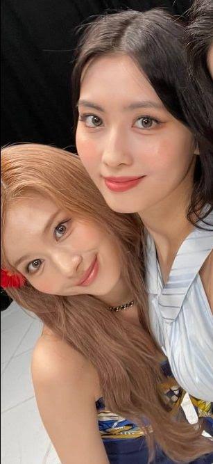 Idol Kpop bị thợ make up hại thảm: phấn nền cả ký, mascara vón cục-10