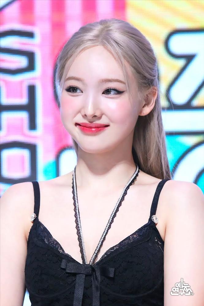 Idol Kpop bị thợ make up hại thảm: phấn nền cả ký, mascara vón cục-12