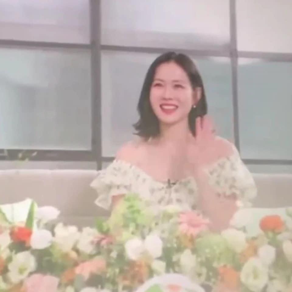 Mẹ bầu Son Ye Jin cắt tóc ngắn, mũm mĩm lên trông thấy-3