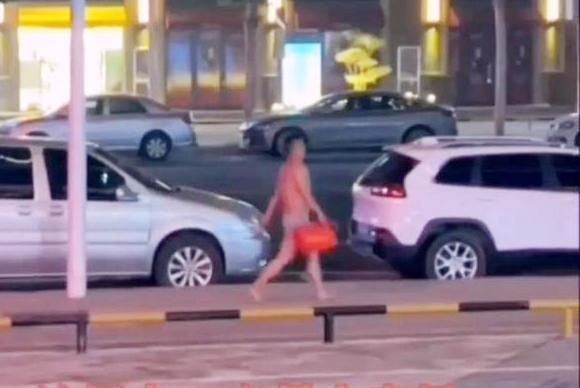 Cãi nhau với bạn gái, người đàn ông làm điều lạ lùng giữa phố-1