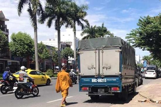 Giả nhà sư đi khất thực, nhận hàng chục triệu của nhà hảo tâm