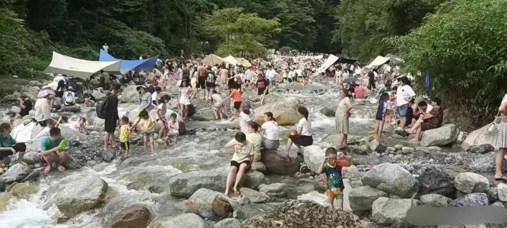 Lũ ầm ầm đổ về bất ngờ, ít nhất 7 người cắm trại dưới suối thiệt mạng-1