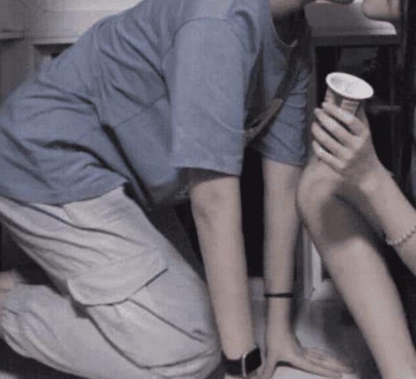 Gái xinh cố tình giả vờ ngủ để tạo cơ hội cho đối phương-1