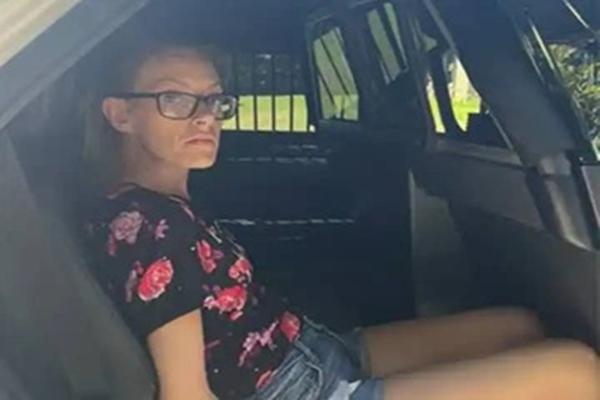 Người phụ nữ tuồn ma túy cho bạn trai trong tù bằng nụ hôn-1