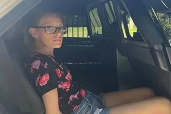 Người phụ nữ tuồn ma túy cho bạn trai trong tù bằng nụ hôn