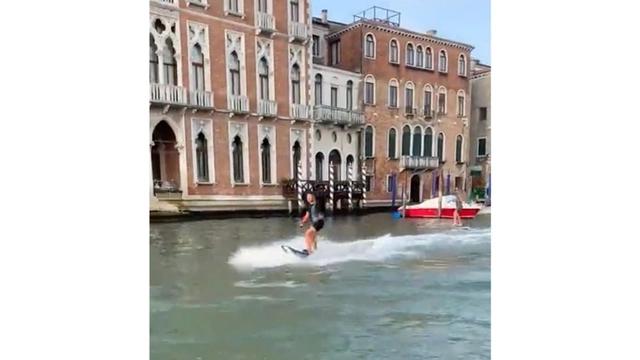 Du khách dính án phạt nặng vì lướt sóng tại kênh đào Venice-1