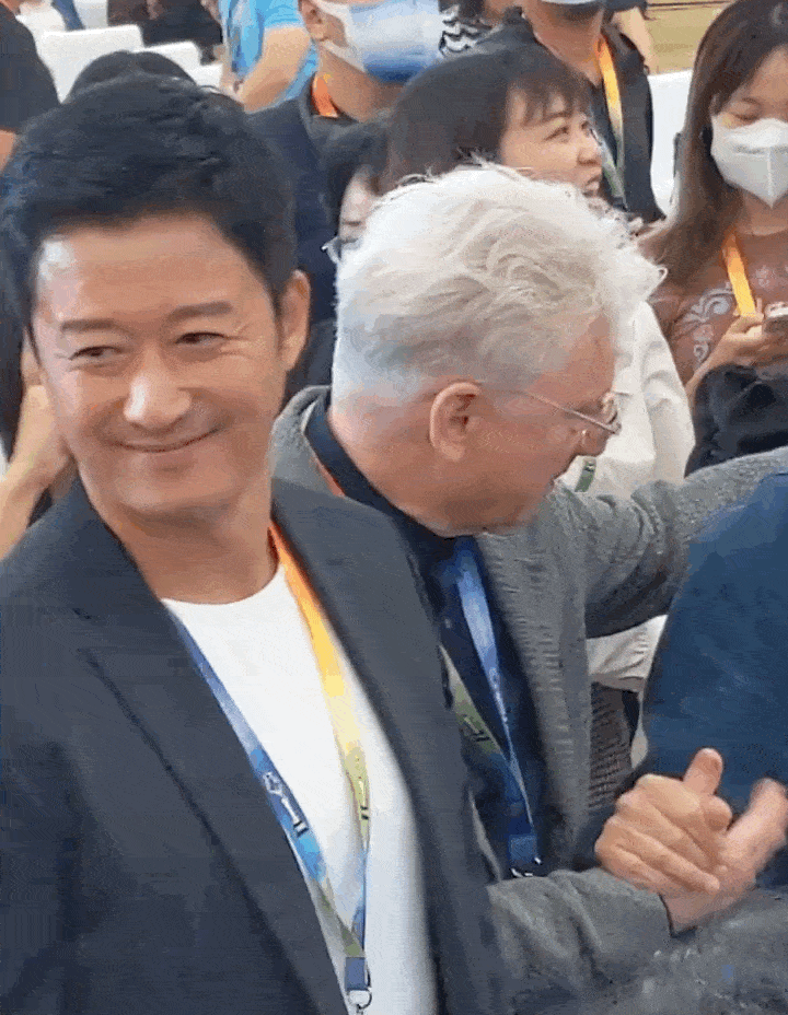 Ngô Kinh cự tuyệt khoác tay người đẹp, dân mạng cho điểm 10-1