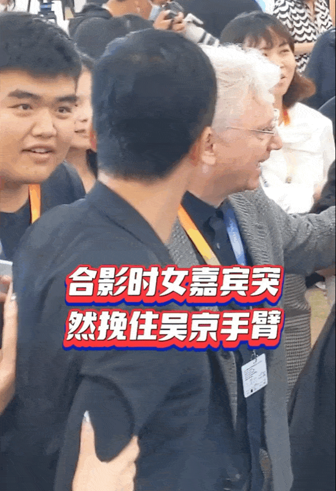 Ngô Kinh cự tuyệt khoác tay người đẹp, dân mạng cho điểm 10-2