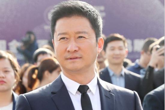 Ngô Kinh cự tuyệt khoác tay người đẹp, dân mạng cho điểm 10