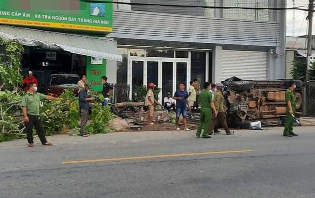 Ô tô điên tông trúng vợ chồng chủ tiệm trà, 3 người thương vong-1