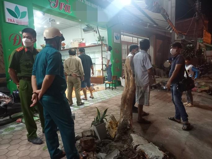 Ô tô điên tông trúng vợ chồng chủ tiệm trà, 3 người thương vong-3