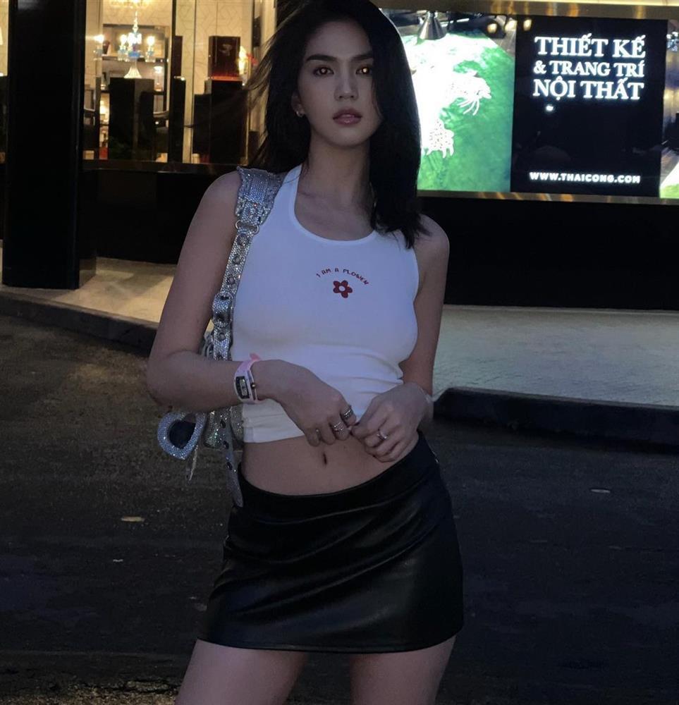 Ngọc Trinh thả rông vòng 1 xập xệ hết hồn thua xa Minh Hằng-2