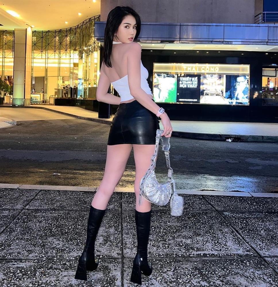 Ngọc Trinh thả rông vòng 1 xập xệ hết hồn thua xa Minh Hằng-4