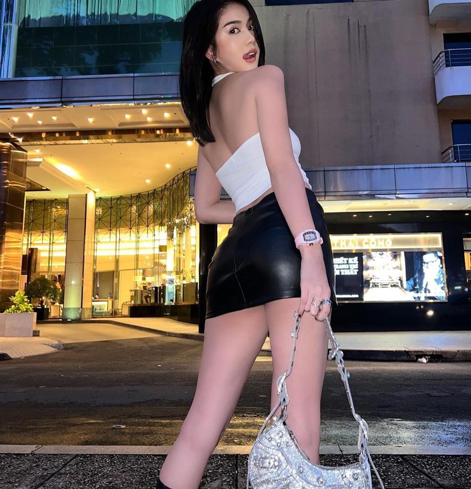 Ngọc Trinh thả rông vòng 1 xập xệ hết hồn thua xa Minh Hằng-3