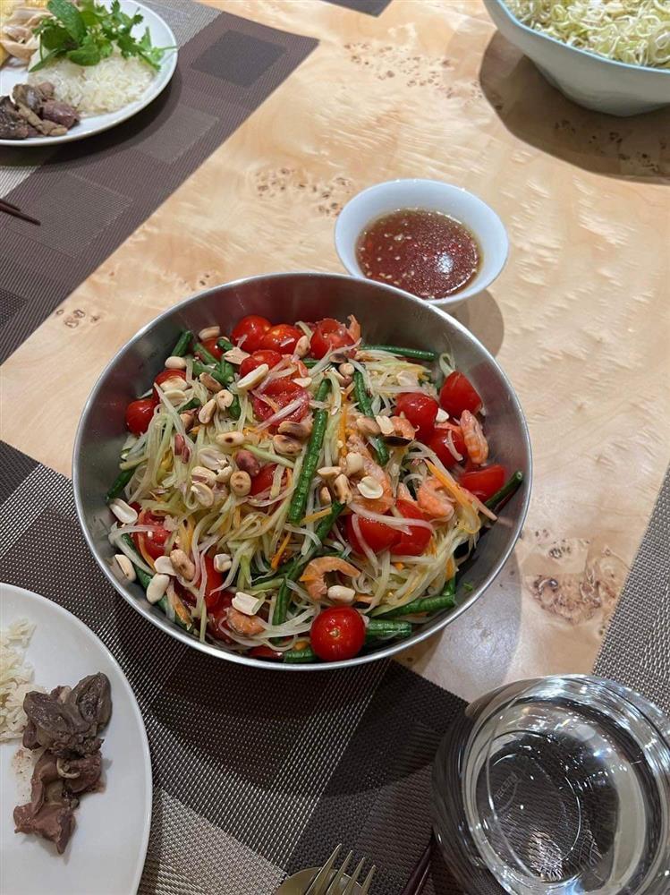 Hồ Ngọc Hà trổ tài nấu nướng chiêu đãi vợ cũ Đàm Vĩnh Hưng-3