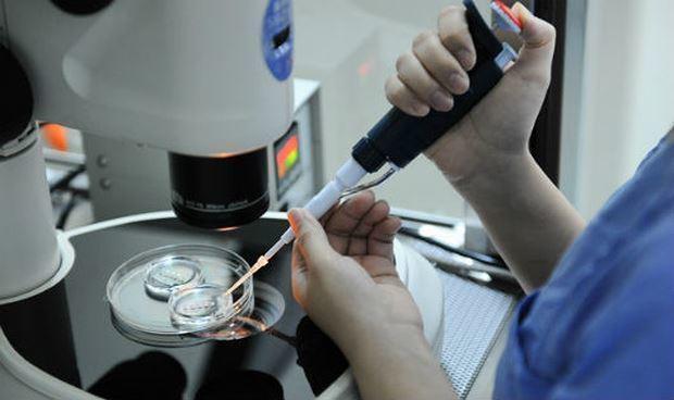 Con trai không có quan hệ huyết thống, sự thật sốc từ 26 năm trước-1