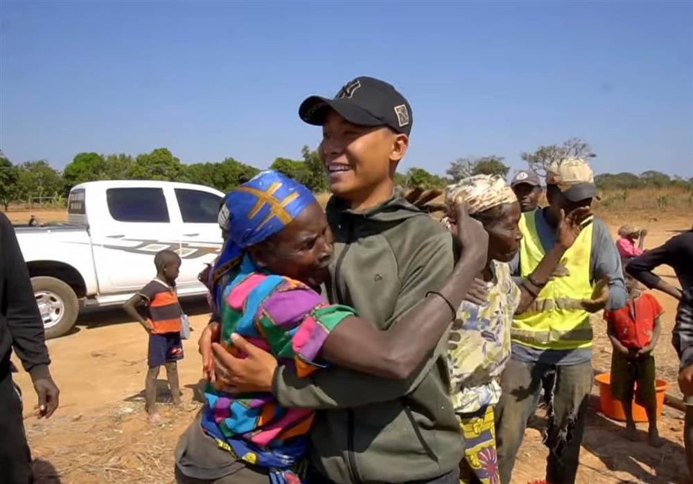 Quang Linh Vlog dậy thì thất bại, ngày càng đen đúa-5