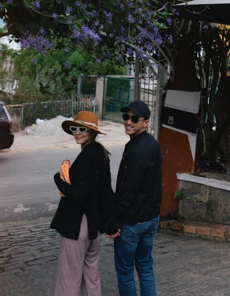 Hà Tăng và chồng 10 năm 1 kiểu chụp đánh dấu chủ quyền-7