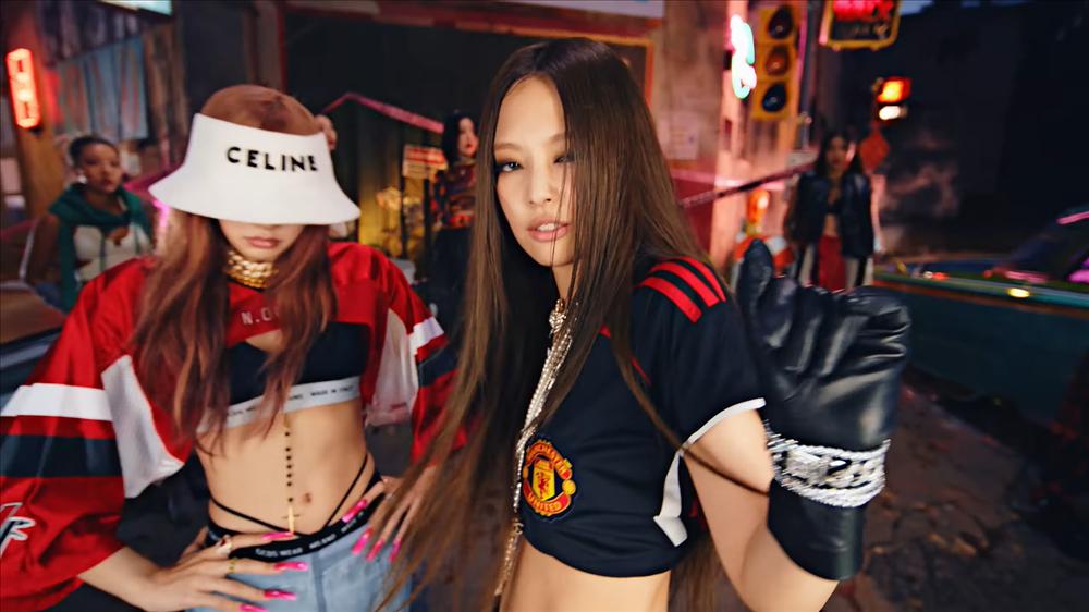 jennie-manchester-united-3.png