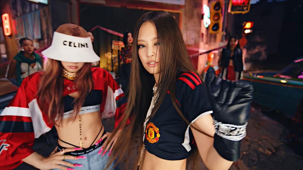 MXH bùng nổ vì Jennie BLACKPINK diện áo Manchester United-2