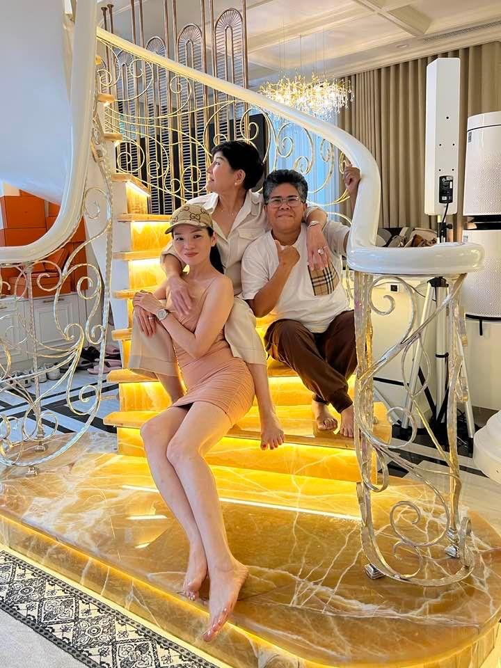 Tin showbiz Việt ngày 19/8: Vợ cũ Đàm Vĩnh Hưng ghé biệt thự Lệ Quyên-2