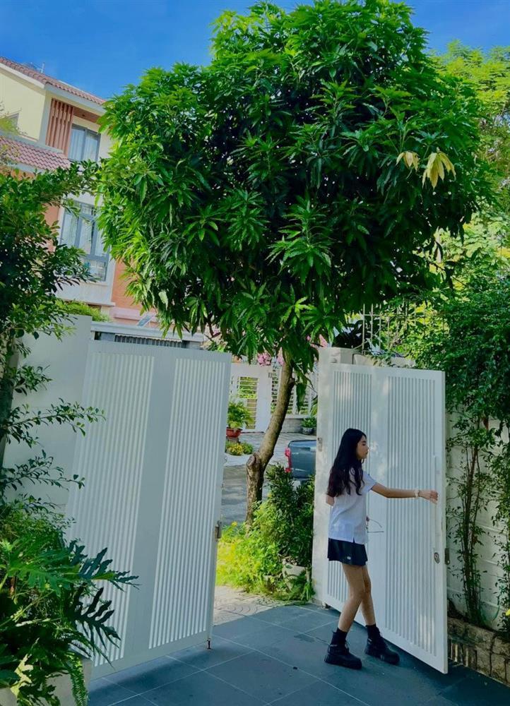 Vợ Quyền Linh đáp trả khi ái nữ bị soi mặc váy ngắn đi học-1