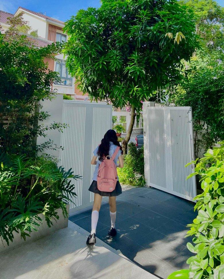 Vợ Quyền Linh đáp trả khi ái nữ bị soi mặc váy ngắn đi học-2