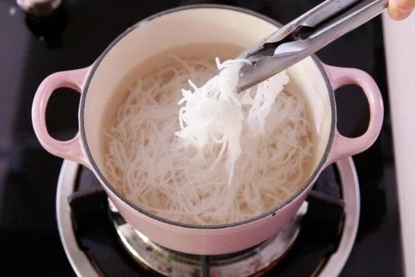 3 kiểu ăn bún dễ gây ung thư mà nhiều người Việt đang mắc phải-2